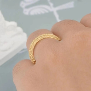 Bague de mariage vintage gravée en or jaune 14 carats, style Art Déco antique, bague éternité avec détails Milgrain, plaqué rhodium, OM GEMS, 1,90 g, pour soirée - Product Image 2