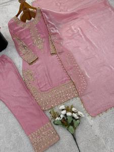 Ensemble haut et bas brodé pour femmes avec travail de sequins lourds, longueur cheville, coupe ample, vêtements traditionnels indiens et pakistanais - Product Image 5