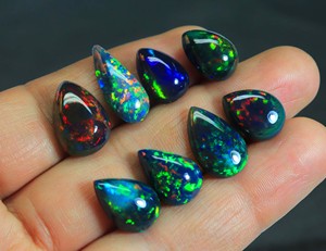 Opale noire éthiopienne attrayante, forme poire, éclat arc-en-ciel, opale noire chatoyante, taille 6-7 carats, cabochon - Product Image 2