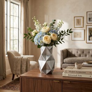 Vase à fleurs artisanal en laiton argenté mat et acier inoxydable de 24 cm, design plié en origami, pour la décoration de la maison, les hôtels, les mariages, les tables - Product Image 2