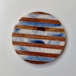 Sous-verres artistiques en résine ivoire fleur en laiton incrusté faits à la main avec des accents naturels dorés Décoration de table et accessoires Tapis et coussin - Product Image 2