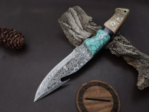 มีดล่าสัตว์ Nordic Forge Damascus Steel ลายหยดน้ำ พร้อมปลอกหนัง - ใบมีดแบบ Full Tang พร้อมด้ามทำจากเขาแกะและเรซิ่น - Product Image 4