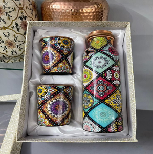 Juego de vasos de cobre estampado que incluye una botella elegante y dos tazas a juego con arte pichwai vibrante, a precios de mayorista. - Product Image 4