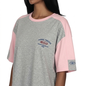 เสื้อยืดแขนสั้นคอกลมสีเทาชมพูสำหรับผู้หญิง ทรงหลวม สไตล์ลำลอง พิมพ์ลายโลโก้ ตัดต่อสี ผ้าฝ้าย 100% - Product Image 1