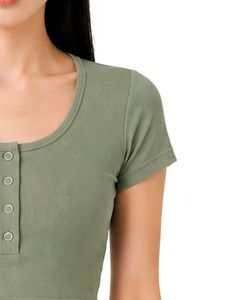 เสื้อครอปแขนสั้นทรงเข้ารูปสำหรับผู้หญิง สีเขียวเซจ ผ้าริบเนื้อนุ่ม ผสมคอตตอนและสแปนเด็กซ์ ยืดหยุ่นได้ สไตล์ลำลอง เหมาะสำหรับฤดูร้อน มีกระดุม - Product Image 4