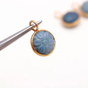Colgante de ópalo azul natural tallado a mano con forma de flor, piedra preciosa de ópalo azul en plata de ley 925 para la fabricación de joyas al por mayor. - Product Image 4