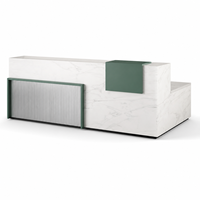 Bureau de réception moderne en L en bois avec surface aspect marbre blanc, accent vert et façade grise côtelée pour projets de hall d'entrée