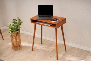 Mesa de escritura de pino hecha a mano con borde de madera de hierro – Escritorio compacto con remaches para espacios pequeños - Product Image 4