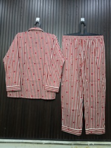 Conjunto de pijama de algodón a rayas con estampado de corazones para mujer, manga larga, con botones en la parte delantera, longitud completa, ajuste holgado, ropa de dormir informal para la temporada de primavera - Product Image 3