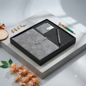 Ensemble Cadeau d'Entreprise Premium Aurelux Gris avec Porte-Cartes, Stylo et Agenda à Boutons, en Simili Cuir Double Face pour le Bureau - Product Image 5