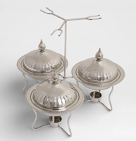 Ensemble de casseroles modernes en acier inoxydable avec support et trois couvercles en dôme pour la restauration hôtelière et les tables de repas