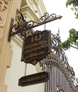 Plaque de numéro de maison traditionnelle en fer forgé, ovale noire avec lettres dorées, pour usage extérieur, hôtel, villa, design graphique - Product Image 2