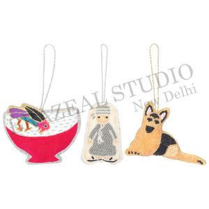 Adornos Navideños Personalizados de Terciopelo y Satén Hechos a Mano por Brazeal Studio, Ecológicos, con Cuentas Bordadas y Hilos Dorados de Fábrica - Product Image 6