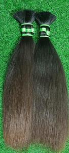 Extensions de cheveux naturels noirs en trame, lisses et longues, avec cuticules alignées, texture douce et soyeuse, pour usage professionnel en salon. - Product Image 5