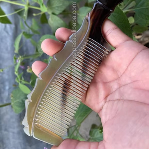 Peine Artesanal Ecológico de Cuerno de Búfalo Natural con Dientes Finos y Anchos para Cabello y Barba, Estilo Animal, Coleccionable, Venta al por Mayor - Product Image 1