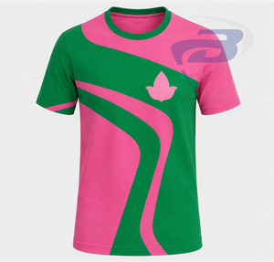 Alfa |   Kapa |   Camiseta de Manga Corta para Hombre Alpha Sorority, Estampado Geométrico Verde y Rosa, Corte Regular, 100% Algodón, Transpirable - Product Image 1