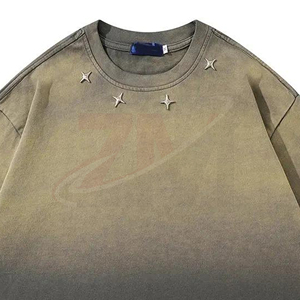 Camiseta de manga corta oversize para hombre con efecto degradado, cuello redondo, estilo urbano, de algodón tejido, con estrellas y recortes - Product Image 3