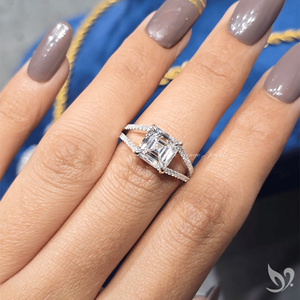 Anillo de compromiso llamativo con diamante de laboratorio de corte Asscher de 3 quilates certificado por IGI, con pavé dividido en el tallo, en oro blanco de 10K - Product Image 4