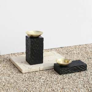 Quemador de incienso moderno de metal negro con cuenco de latón, minimalista, para mesa, decoración para el hogar, oficina y meditación. - Product Image 1