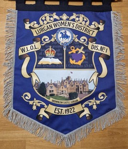 Bandera Ceremonial y Fraternal Personalizada - Diseño del Distrito Femenino de Lurgan con Borlas Plateadas y Lazos para Colgar - Product Image 1