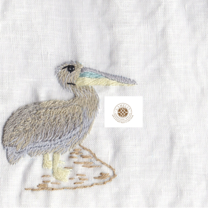 Serviette en lin avec un héron, des surpiqûres élégantes qui évoquent un style de repas calme et raffiné. - Product Image 3