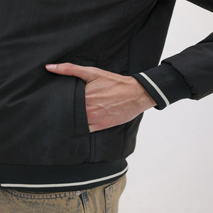 Veste bomber noire d'hiver de haute qualité en gros, logo personnalisé, taille plus, manteau épais en satin, streetwear, vestes de haute qualité OEM - Product Image 5