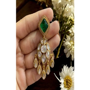 Magnifiques boucles d'oreilles pendantes en laiton plaqué or de qualité supérieure, aspect pierre, moissanite, pour femmes et filles, pour collection de mariage - Product Image 2