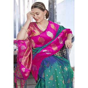 ผ้าไหมสีเขียวเนื้อนุ่มแบบอีลิทวีฟส์ พร้อมชุดเดรสคลับหรูหราที่มีลายปักดิ้นทองตัดกันอย่างสวยงาม - Product Image 2