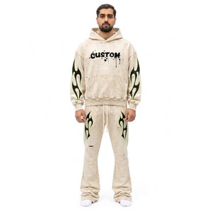 Ensemble de survêtement beige à capuche pour homme avec imprimé flamme noir par sublimation, streetwear, coupe ample avec poches à cordon de serrage sur toute la longueur - Product Image 1