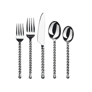 Juego de cubiertos de metal plateado con diseño elegante y acabado pulido, con mango negro de diseño, para uso en el hogar, hoteles y bodas. - Product Image 6