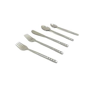 Vaisselle finie mate à long manche en acier inoxydable Ensemble de couverts à bout martelé et à poignée fait main - Product Image 1