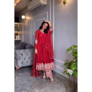 BATA DE TRABAJO BORDADA DE SEDA CHINON ATRACTIVA PALAZZO CON DUPATTA ROJA - Product Image 4