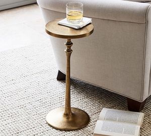 Table ronde décorative en métal pour coin salon, au design compact et au style raffiné pour la décoration intérieure. - Product Image 1