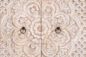 Mueble de Almacenamiento Vintage de Madera Maciza Tallada a Mano con Puertas Dobles Florales, Acabado Blanco Envejecido, Muebles Rústicos Indios - Product Image 3