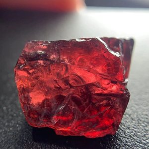Lot de grenats rhodolites naturels bruts, 25 carats, cristaux de pierres précieuses rouges non traitées, qualité de taille et de découpe, colis - Product Image 1