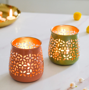 Porte-bougie en terre cuite vibrante et métal vert olive avec de jolis motifs floraux découpés. Disponible au prix de gros. - Product Image 1
