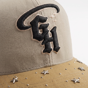 Gorra unisex de 6 paneles con logo bordado en 3D/PUFF y diamantes de imitación y estrellas en el borde con tamaño ajustable. - Product Image 2