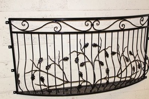 Rampe de balcon traditionnelle en fer forgé à fixer au mur ; résistante à la rouille, facile à installer et adaptée aux balcons extérieurs. - Product Image 6
