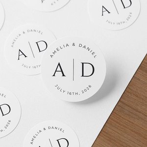 Sous-verres ronds en papier imprimés avec noms et dates personnalisés pour mariages, événements, fêtes et célébrations - Product Image 1