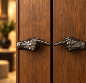 Poignée de porte en forme de main, finition bronze antique, poignée de meuble figurative, quincaillerie de mobilier distinctif, intérieur de luxe - Product Image 5