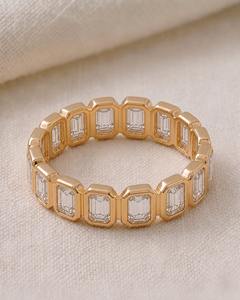 แหวนหมั้นเพชรแล็บโกรว์สามเม็ด AMBER JEWELS รุ่นคลาสสิก สำหรับทั้งชายและหญิง ชุบทองคำแท้ 14K แบบหนามเตย ได้รับการรับรองจาก IGI - Product Image 2