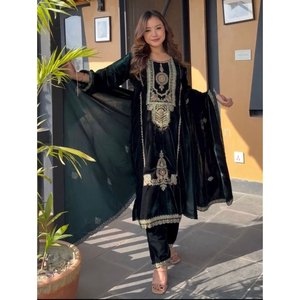 ผ้ากำมะหยี่ปักลวดลายพื้นสีเขียว - Product Image 1