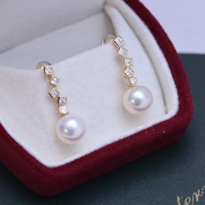 ต่างหูเงินแท้ S925 ประดับมุกทรงกลมสีขาว ขนาด 9-10 มม. แบบห้อยทรงวงกลม  แสงเงาสวยงาม  มีตำหนิเล็กน้อย - Product Image 2