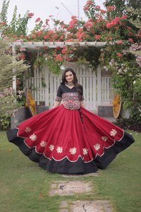 Lehenga Choli de Tela Romana Premium con Bordado Kutchi Gamthi, Flor de Loto, Gota, Encaje de Espejo, Ropa Étnica Tradicional - Product Image 5