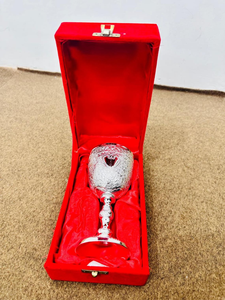 Copa de Vino con Grabado de Corazón Plateado, con Intrincado Diseño Botánico y Estuche de Regalo de Terciopelo Rojo, Elegante Copa con Tallo - Product Image 5
