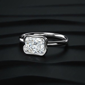 Bague de fiançailles solitaire taille radiant East West avec diamant de laboratoire serti clos, en or blanc 10K - Product Image 2