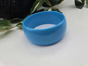 Bracelet manchette artisanal en résine bleu ciel, large et bombé, style rétro, bijou fantaisie massif - Product Image 4