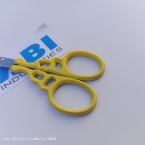 Ciseaux de manucure professionnels en acier inoxydable jaune avec poignée fantaisie, lame émoussée, pour droitiers - Fournisseurs en gros - Product Image 2