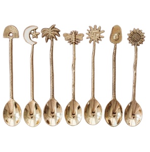 Cuillère en laiton doré au design classique en forme de feuille avec manche floral de designer pour une utilisation luxueuse à la maison et à la salle à manger, idéale pour la décoration d'hôtels et de maisons. - Product Image 1