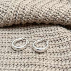 Petites boucles d'oreilles créoles épaisses et rondes, minimalistes, pour femmes, plaquées argent, délicates - Bijoux pour fêtes et cadeaux - Product Image 5